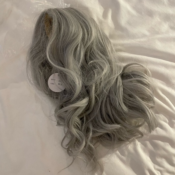 ‼️SALE‼️ NWT Silver wig ✨ - Picture 9 of 14